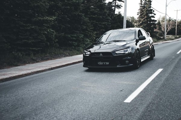 How do UK policies support the integration of refugees into society?