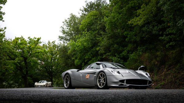 What are some tips for dressing for success in a competitive job market?