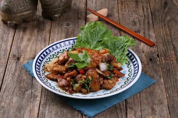 How can UK women use fashion to express their personal style?