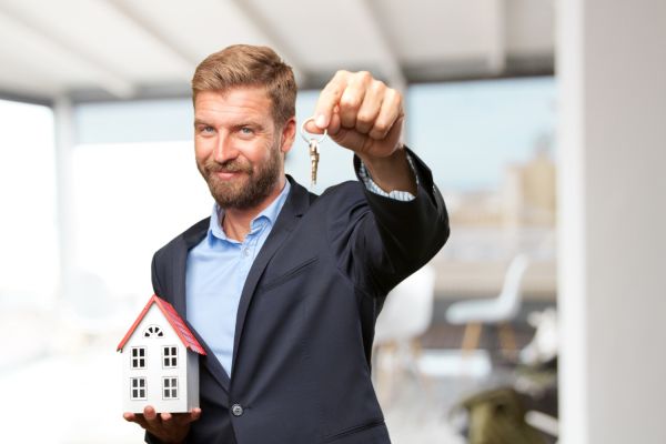 How can real estate agents in the UK enhance their online presence to attract more clients?