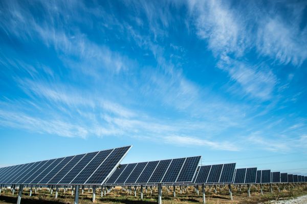 How can technology assist the UK in achieving its net-zero emissions targets?