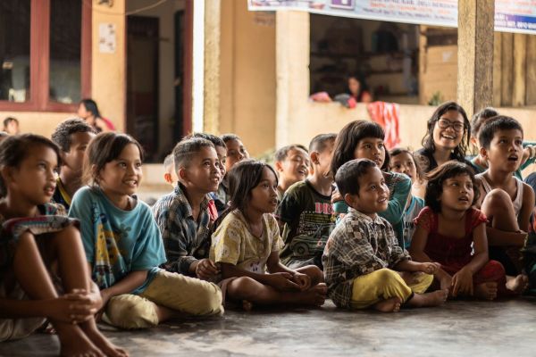 How do UK policies support the integration of refugees into society?