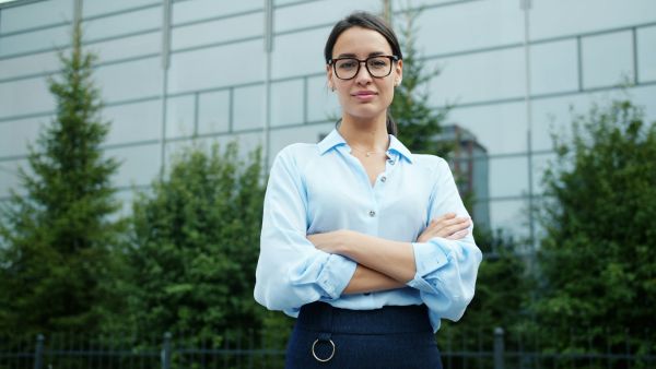 What are some tips for dressing for success in a competitive job market?